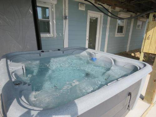 brand new hot tub that can fit up to 6 people at a time 
