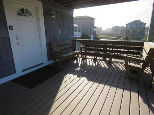 Entry level front deck has even more places to hang out with the family 