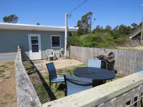 Fully fenced in pet area w/ charcoal grill and new table set 
