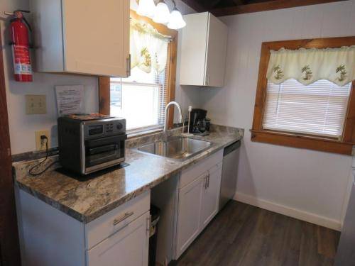 Fully stocked kitchen w/ dishwasher 