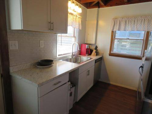 Fully stocked kitchen w/ dishwasher 